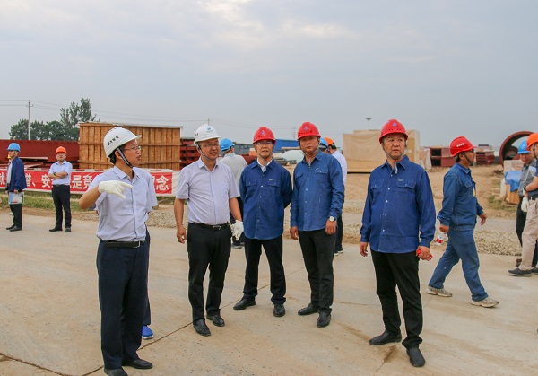 2 祝总等向导与华能陕西分公司向导亲热交流.jpg