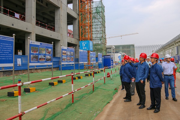 3  祝总仔细听取项目现场企业文化宣传先容.jpg