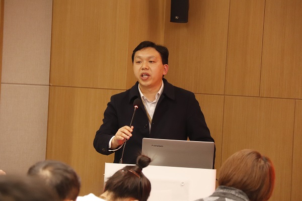 6、集团公司总工程师苏群山主持聚会 .JPG