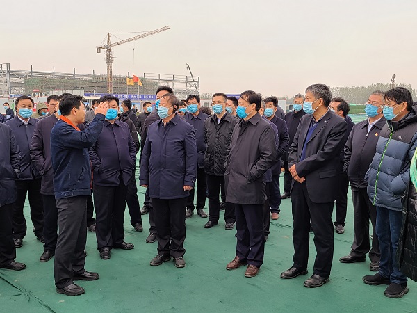 濮阳市市委书记宋殿宇现场指导事情.jpg