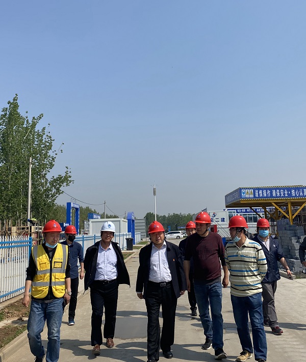 纪委向导一行视察施工现场.jpg