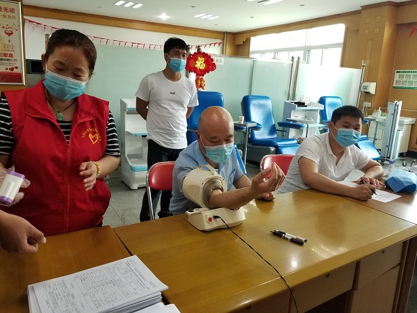 献血员工正在举行血压和血通例检查.jpg