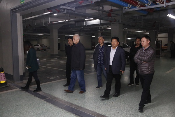 验收委员会专家观察地下车库.JPG