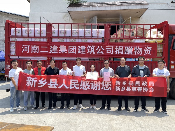 8 七里营镇向导一行与分公司员工合影.jpg