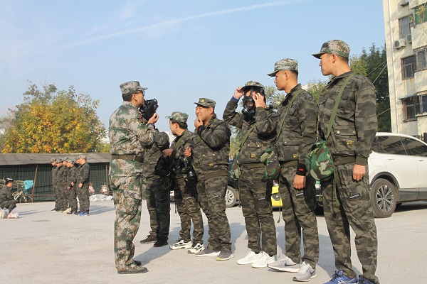 3.衣着防毒面具训练.JPG
