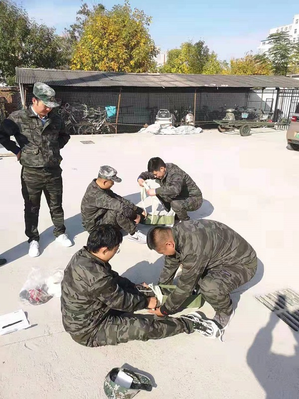 4.认真训练伤员包扎.jpg