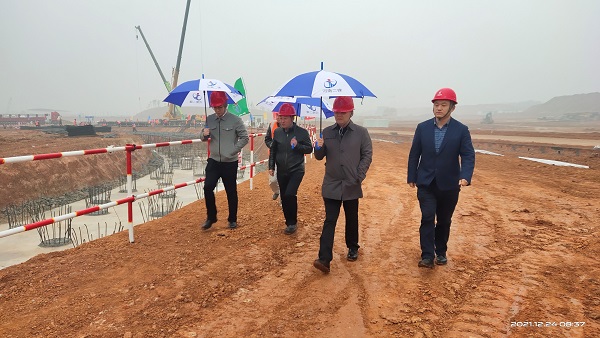 集团公司董事、副总司理崔向军视察施工现场.jpg