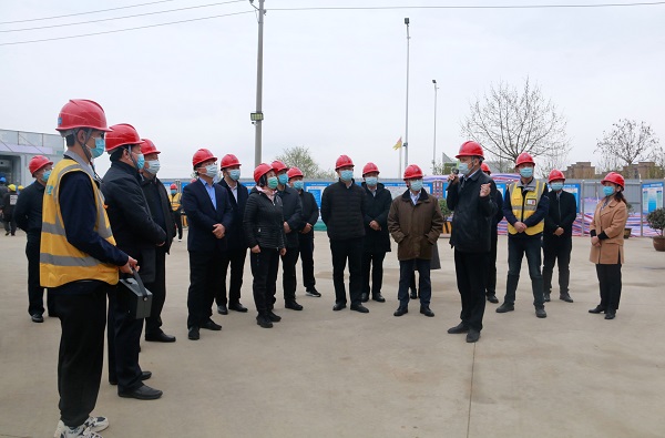 省住房城乡建设厅调研组视察辉县市冀屯镇村民住房灾后重修集中安顿项目.JPG