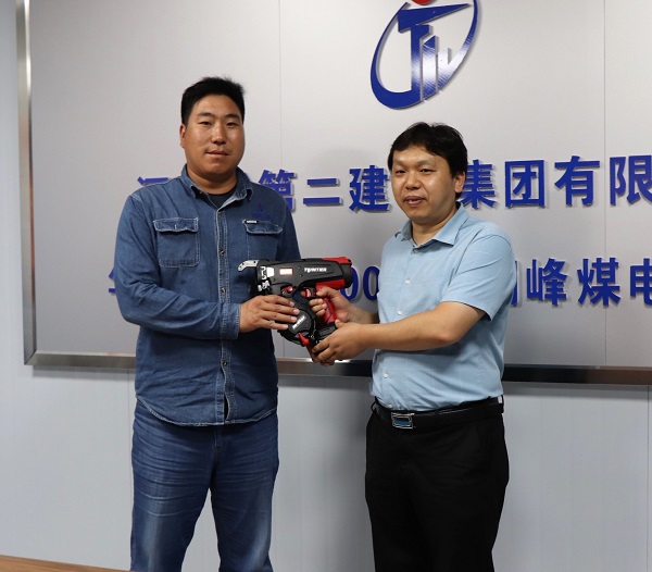 2、集团公司科协秘书长苏群山向华能正宁项目部交接援赠装备.jpg