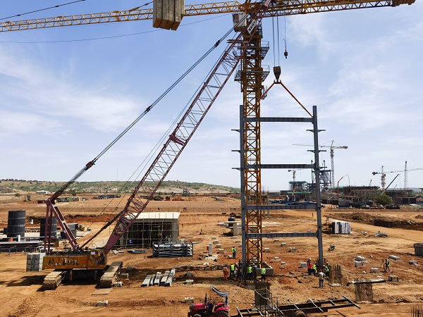 附图一 锅炉钢架第一吊顺遂就位.jpg