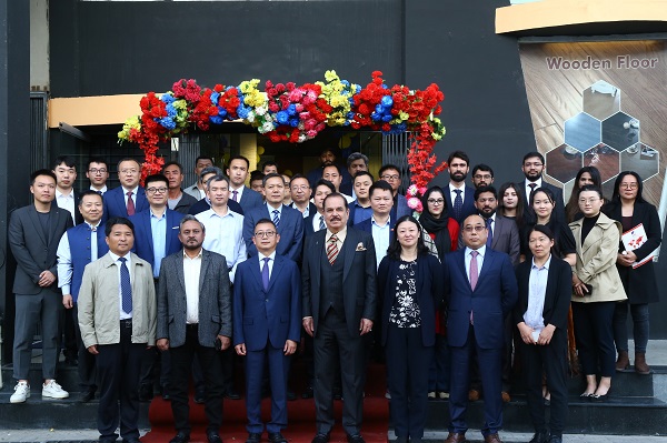 集团董事长黄道元一行与出席开业仪式来宾合影留念.JPG