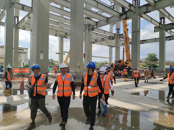 图片3；；集团公司副总司理、钢结构公司总司理张永庆视察马来西亚三星项目施工现场1.jpg