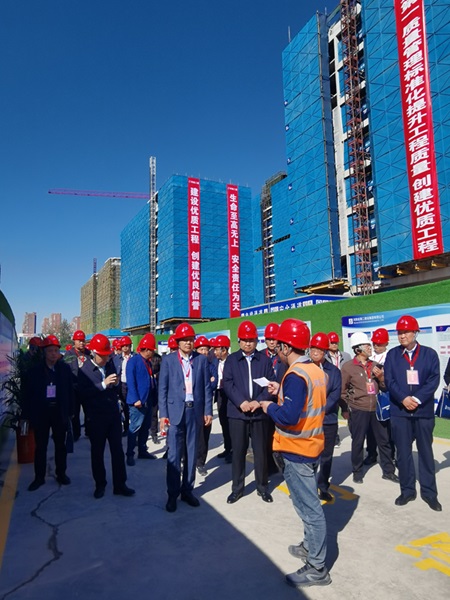 4. 观摩双重预防系统展区.jpg