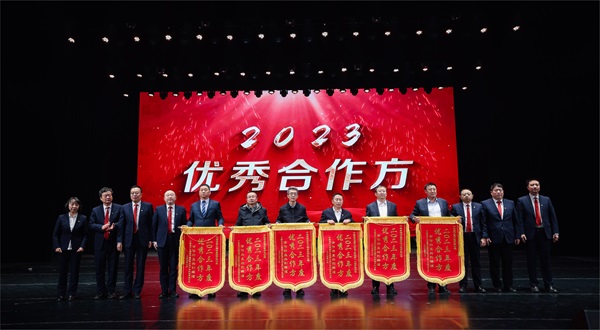 集团公司总司理登台领奖 - 副本.jpg