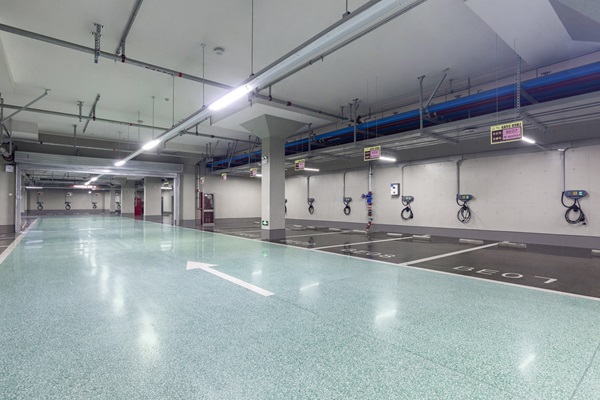 4水磨石地面色泽匀称，，，，车位号、导向线一次成型.jpg