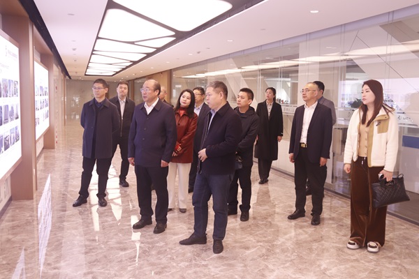 集团公司董事长祝建明陪同孙秘书长一行旅行企业文化长廊.jpg