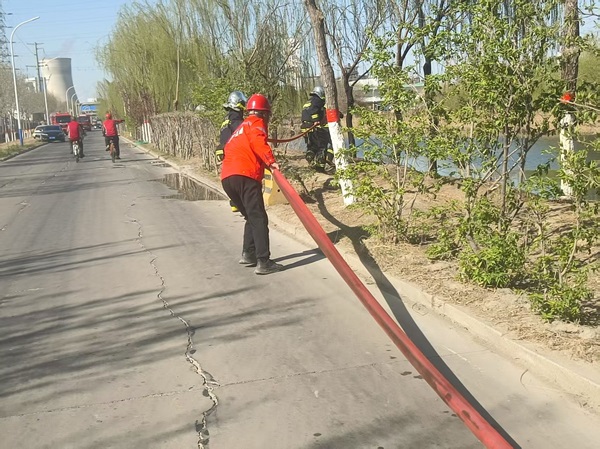 项目部员工起劲加入配合火灾救援 (4).jpg