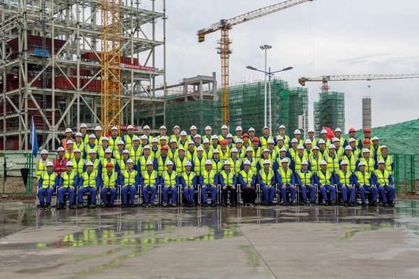 附件2：与会职员在工程现场合影留念.jpg